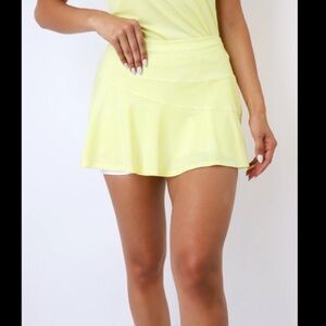 TAIL Activewear Bunny Flounce Skirt Skort Yellow Tangled Dots Sz Medium Tennis